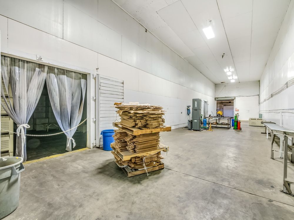 ±86,000 SF High Exposure Industrial Building on 2.42 Acres : 661 L St, Sanger, CA 93657